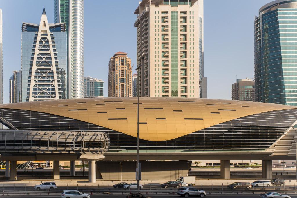 Дубай линия. Dubai Lake Terrace. Lake City Tower, DMCC Metro Station.